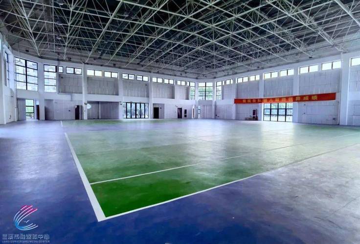 "體育館改造以后煥然一新,里面的設施,裝修,消防,照明全部進行更換
