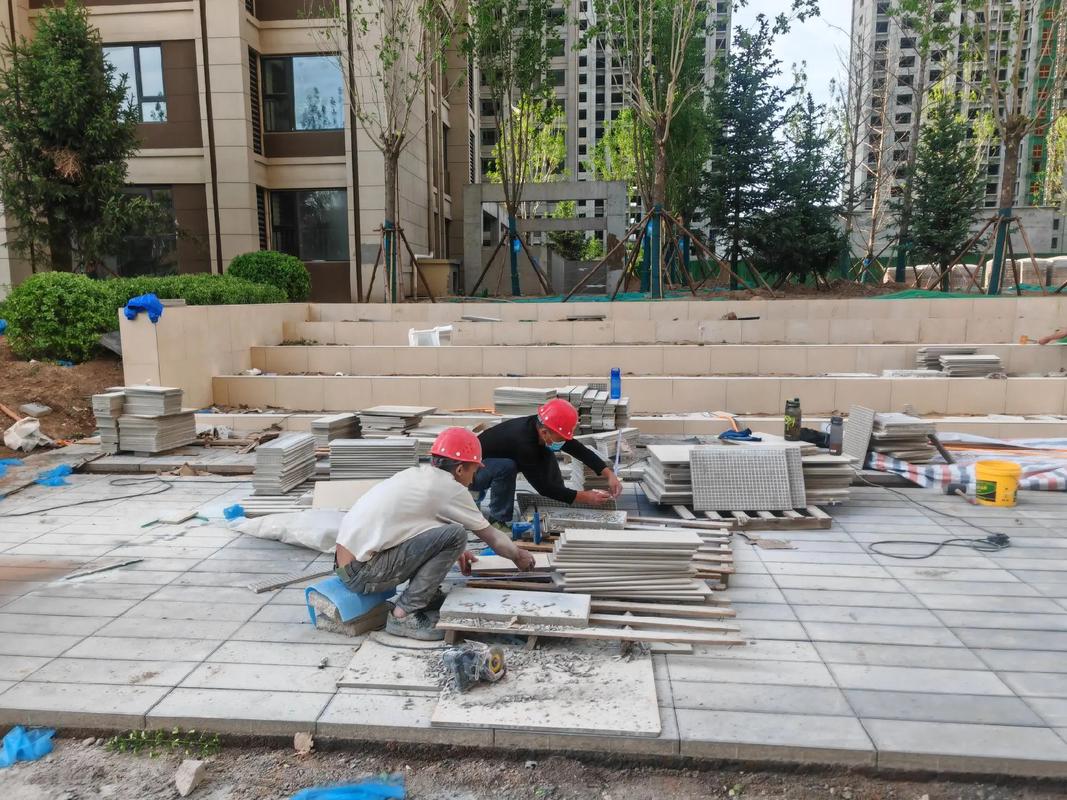 天潤(rùn)一期園林綠化工程啟動(dòng)，樹木入場(chǎng)與鋪磚同步推進(jìn)